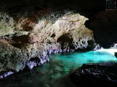 ...e nasconde al suo interno un passaggio che conduce a una caverna pi� grande completamente isolata e silenziosa